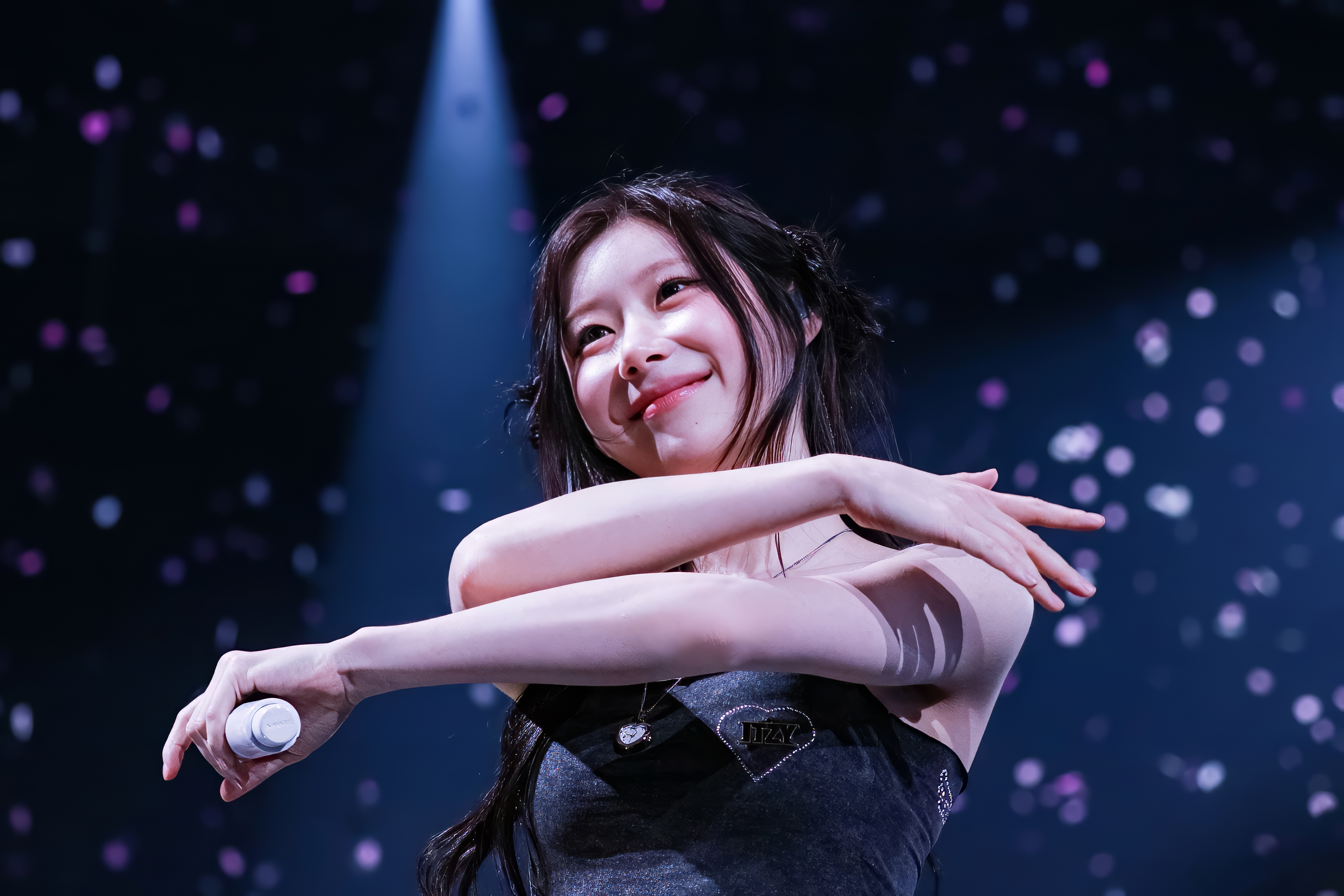 Chaeryeong at ITZY World Tour 'Tunnel Vision' in Hong Kong 200626 – Chaeryeong wallpaper